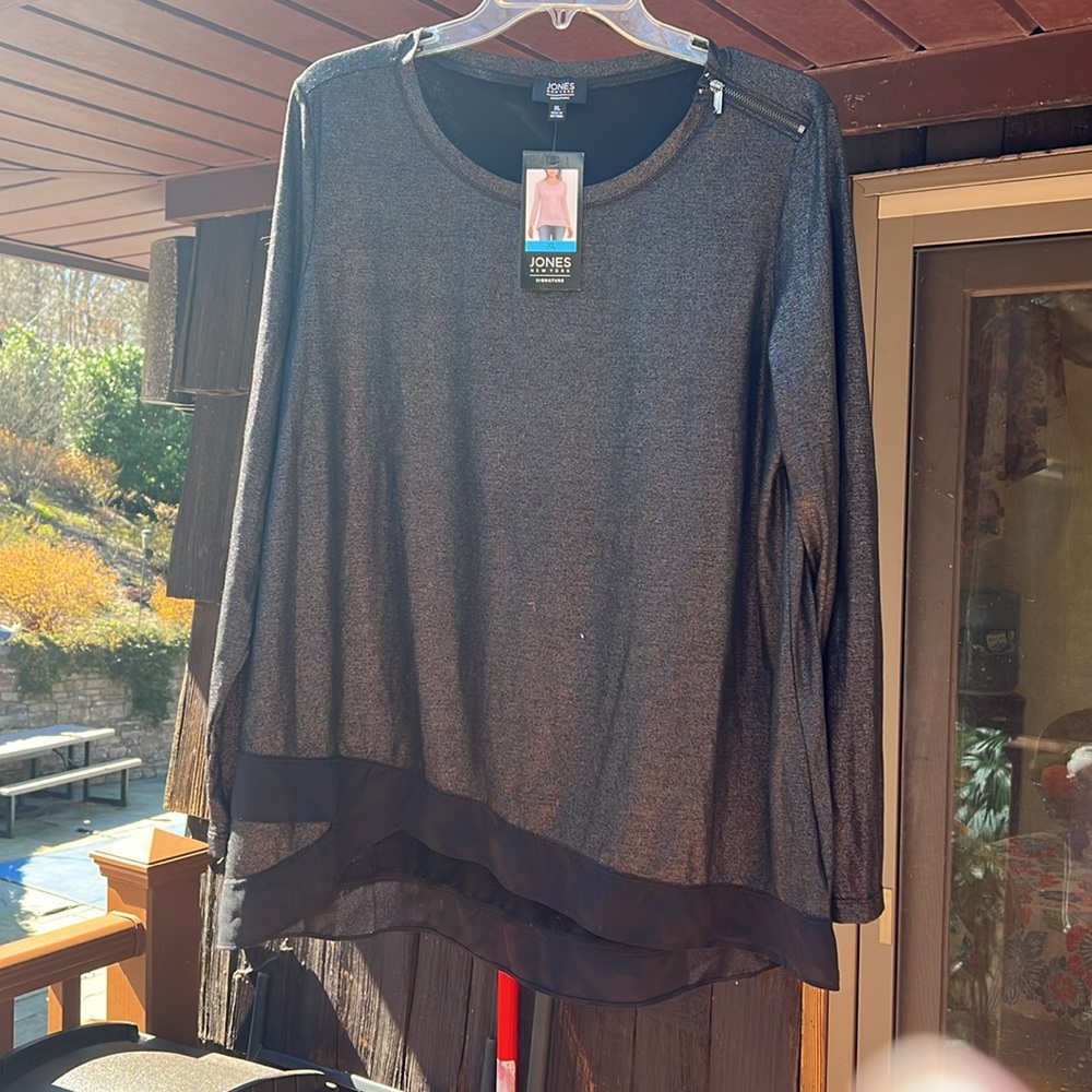 NWT size XL Jones Jew York Signature top with cross over hem.